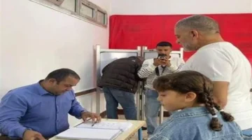 الفنان مجدي بدر يصوّت في انتخابات النواب برفقة ابنته في التجمع الخامس